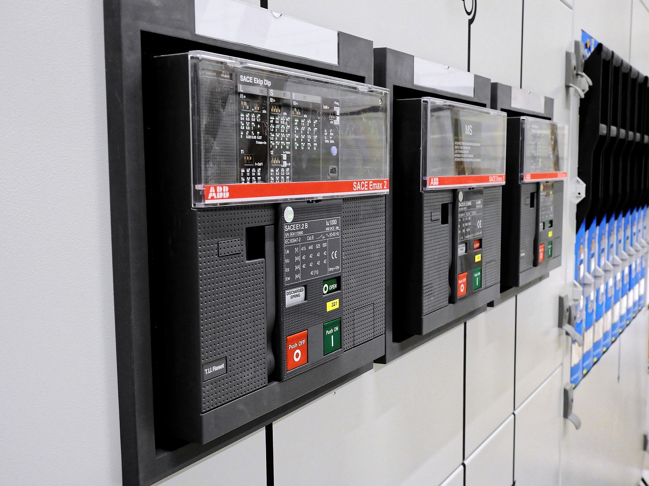 switchgear-2069730_1280
